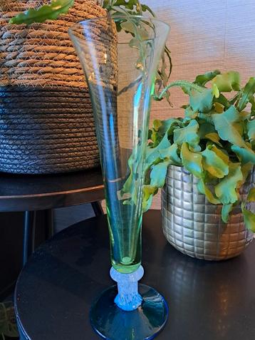 Uniek glas/ vaas op fraaie voet beschikbaar voor biedingen