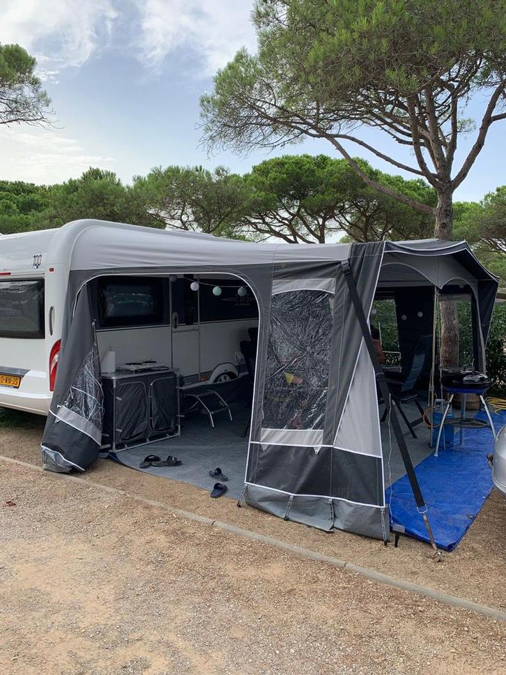 Hobby 495 UFE Caravan - 2015, Caravans en Kamperen, Caravans, Particulier, tot en met 4, 1250 - 1500 kg, Rondzit, Hobby, Frans bed