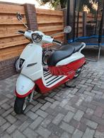 Nette Peugeot Django snorscooter 2017  weinig km:2612 KM, Fietsen en Brommers, Snorfietsen en Snorscooters, Benzine, Peugeot, Zo goed als nieuw