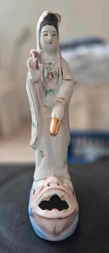 Guanyin staande op een vis beschikbaar voor biedingen