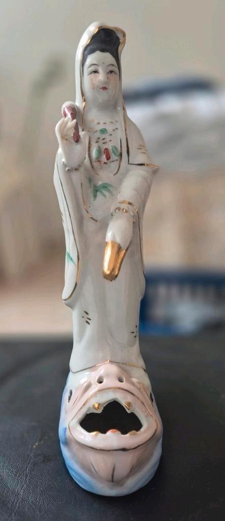 Guanyin staande op een vis, Antiek en Kunst, Antiek | Porselein, Ophalen of Verzenden