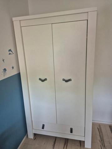 Complete Kinderkamer (Bedje, Commode, Kast) in goede staat beschikbaar voor biedingen