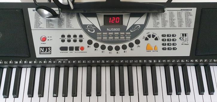 NJS800 Keyboard - 61 toetsen - met standaard en koptelefoon, Muziek en Instrumenten, Keyboards, Zo goed als nieuw, 61 toetsen