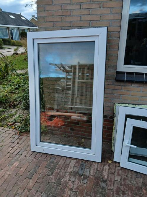 Kunststof kozijn, 3 stuks, 1 met draaikiep, dubbel glas, Doe-het-zelf en Verbouw, Kozijnen en Schuifpuien, Gebruikt, Raamkozijn