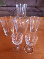 Glazen karaf met 4 glazen, met gegraveerd motiefje, Ophalen of Verzenden