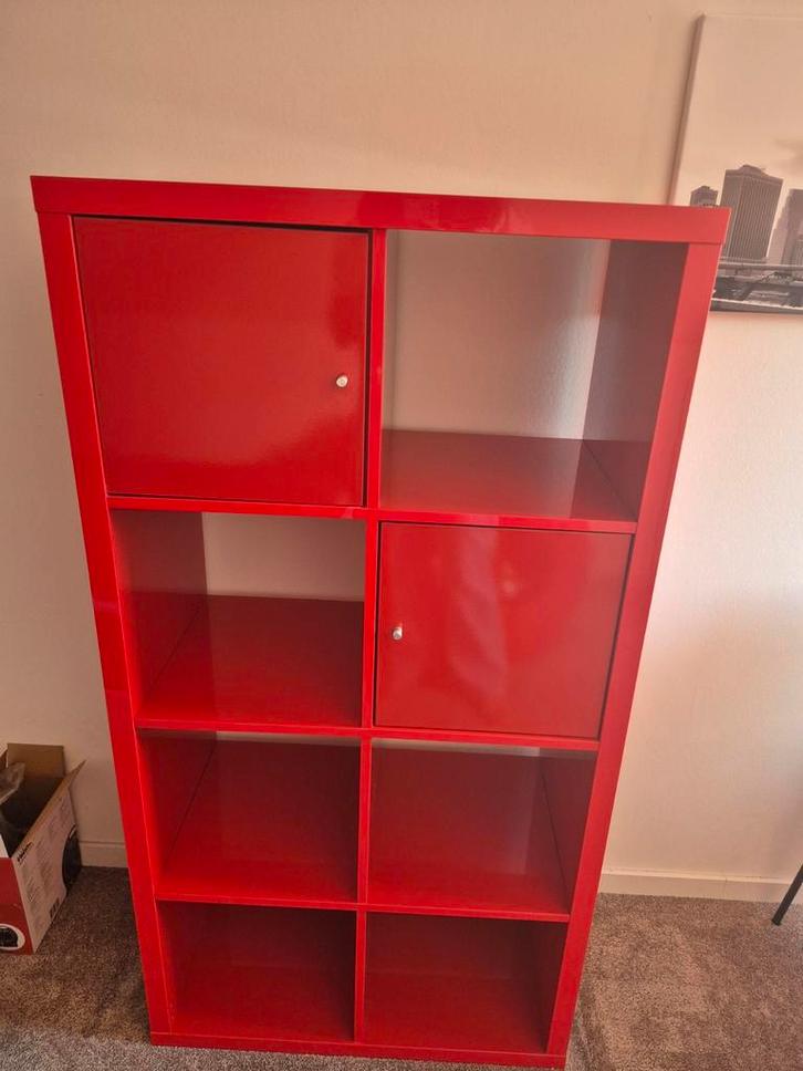 Rode Kallax Kast met Deuren, Huis en Inrichting, Kasten | Boekenkasten, Zo goed als nieuw, 100 tot 150 cm, 100 tot 150 cm, 25 tot 50 cm