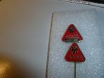 2 Koper Atlas Spelden Rood & Oranje., Verzamelen, Speldjes, Pins en Buttons, Ophalen of Verzenden, Gebruikt, Overige onderwerpen