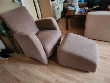 Comfortabele fauteuil met bijpassende hocker – goede staat beschikbaar voor biedingen
