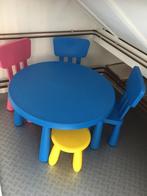 Te koop: kindertafel, 1 krukje en 3 stoeltjes van Ikea., Complete set, Zo goed als nieuw, Ophalen