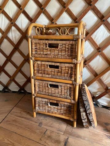 Rotan ladenkast beschikbaar voor biedingen