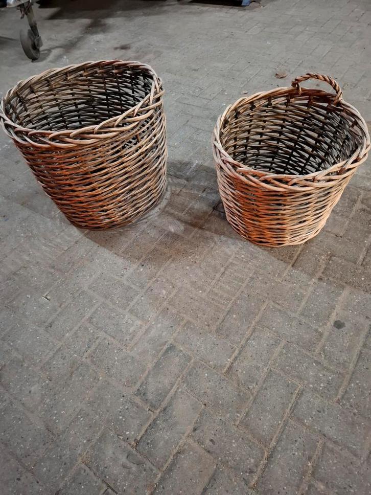 Twee rieten manden, Huis en Inrichting, Woonaccessoires | Schalen en Manden, Gebruikt, Mand, Overige vormen, Riet, Ophalen of Verzenden