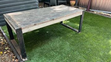 Wooden garden table with 6 plastic chairs beschikbaar voor biedingen