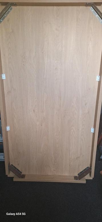 Eiken -grenentafel. Zware kwaliteit. beschikbaar voor biedingen