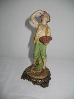 Porselein Capodimonte Jongen eet Fruit Italy Vintage, Antiek en Kunst, Antiek | Porselein, Ophalen of Verzenden