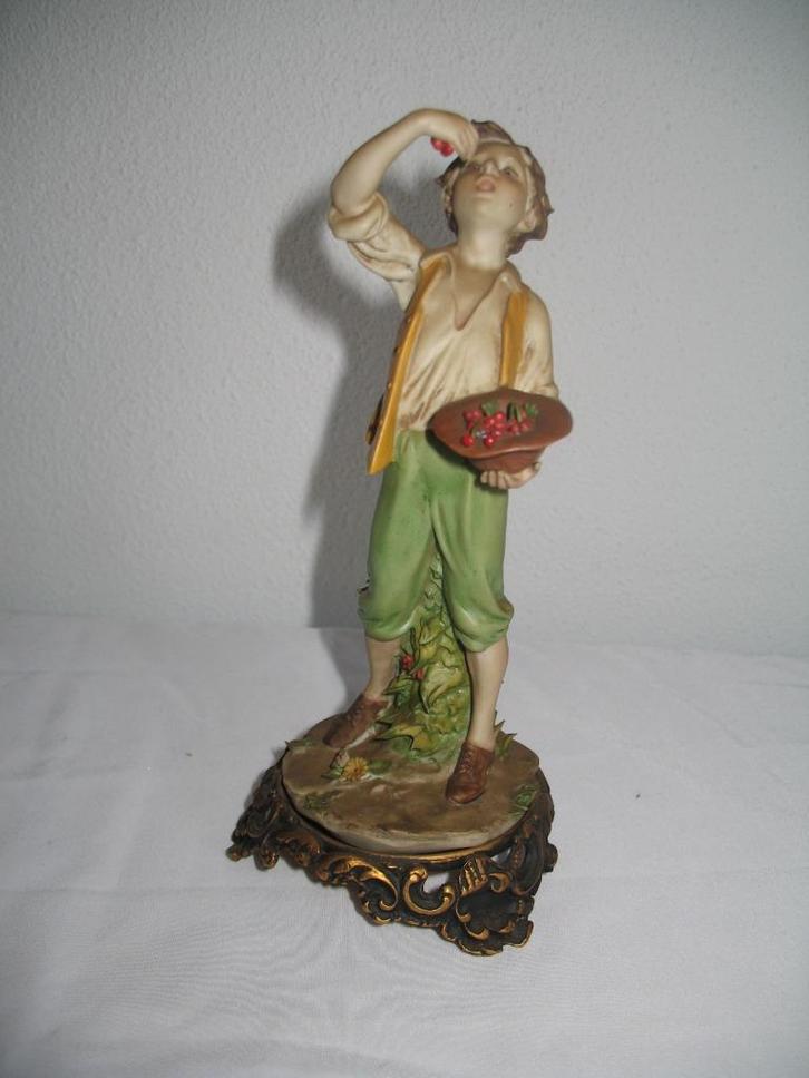 Porselein Capodimonte Jongen eet Fruit Italy Vintage, Antiek en Kunst, Antiek | Porselein, Ophalen of Verzenden