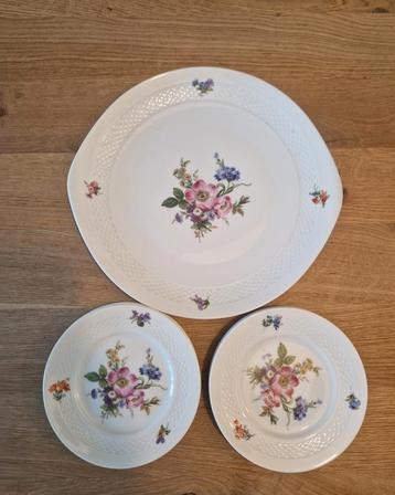Prachtige vintage porseleinen borden met bloemenmotief beschikbaar voor biedingen