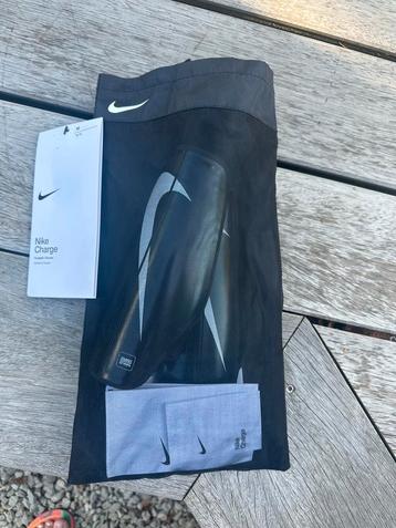 Nieuwe Nike Charge Scheenbeschermers Maat M beschikbaar voor biedingen