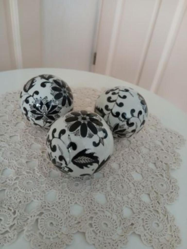 3 Decoratieve, porseleinen Bollen,Zwartwit motief,(adv.nr320, Huis en Inrichting, Woonaccessoires | Overige, Ophalen of Verzenden