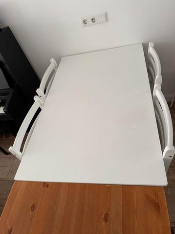 Eettfafel wit met 4 stoelen €50 ophalen beschikbaar voor biedingen