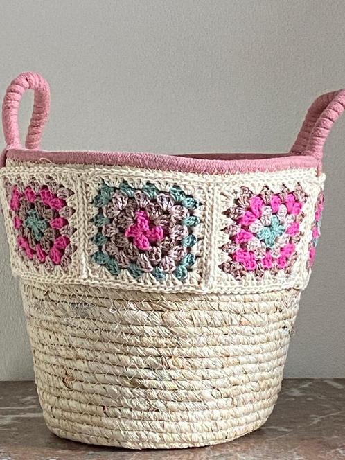 Rieten mand met gehaakt detail Home made, Huis en Inrichting, Woonaccessoires | Schalen en Manden, Zo goed als nieuw, Mand, Rond