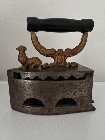 Sierlijk antiek kolen strijkijzer beschikbaar voor biedingen