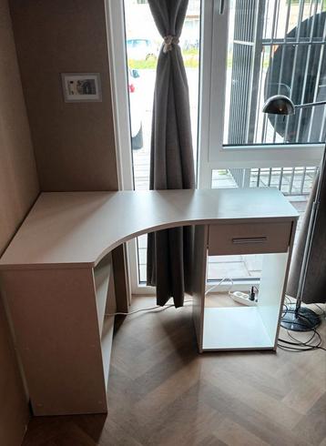 Kinderbureau hoekbureau kind met lade en boekenplank beschikbaar voor biedingen