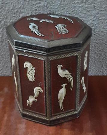 Vintage 8-hoekig blik met afbeelding van vogels en eekhoorns beschikbaar voor biedingen