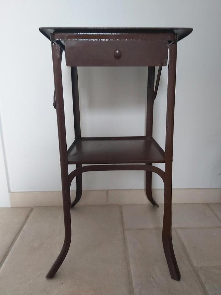 Vintage metalen PLOOIBAAR (nacht) kastje/tafel (militair ?), Huis en Inrichting, Slaapkamer | Nachtkastjes, Gebruikt, 55 tot 70 cm
