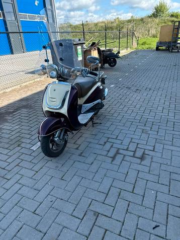 Mooie retro scooter  beschikbaar voor biedingen