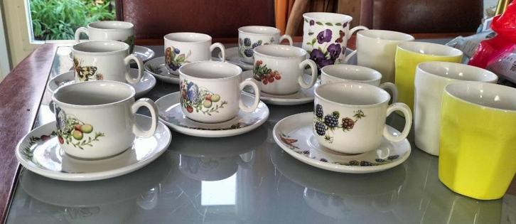 8 kop en schotels 8 van Marjolein Bastin en 5 nieuwe bekers, Huis en Inrichting, Keuken | Servies, Gebruikt, Kop(pen) en/of Schotel(s)