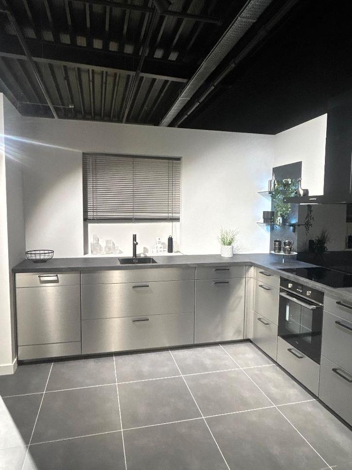 BO018 - Inox Nobilia, Huis en Inrichting, Keuken | Complete keukens, Nieuw, Hoekkeuken, Overige kleuren, Kunststof, Hoogglans of Gelakt