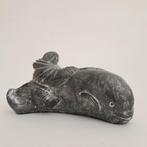Vintage Inuit sculptuur - Eskimo op walvis - A Wolf original, Ophalen of Verzenden
