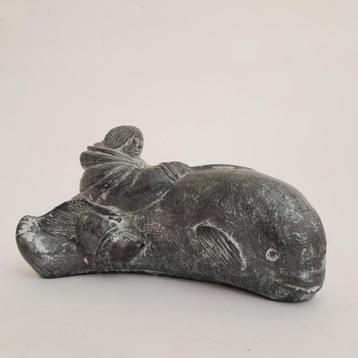 Vintage Inuit sculptuur - Eskimo op walvis - A Wolf original beschikbaar voor biedingen