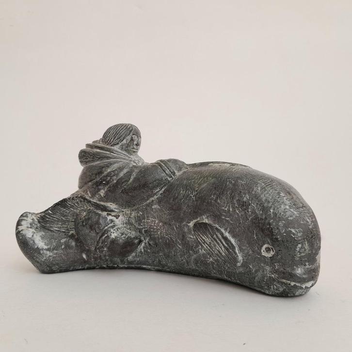 Vintage Inuit sculptuur - Eskimo op walvis - A Wolf original, Antiek en Kunst, Kunst | Niet-Westerse kunst, Ophalen of Verzenden