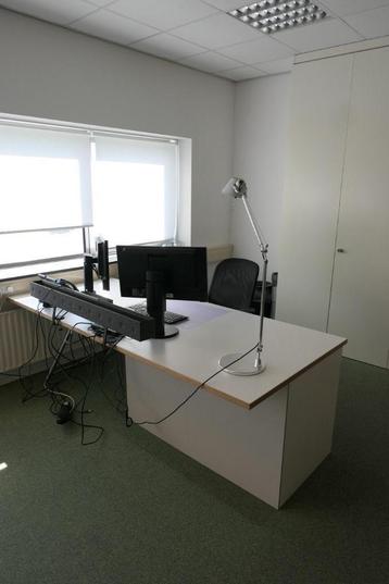 Hoogwaardig bureau beschikbaar voor biedingen