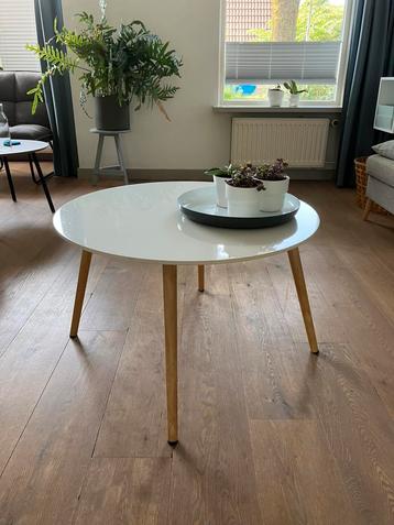 Mooie witte ronde salontafel met houten poten 78cm
