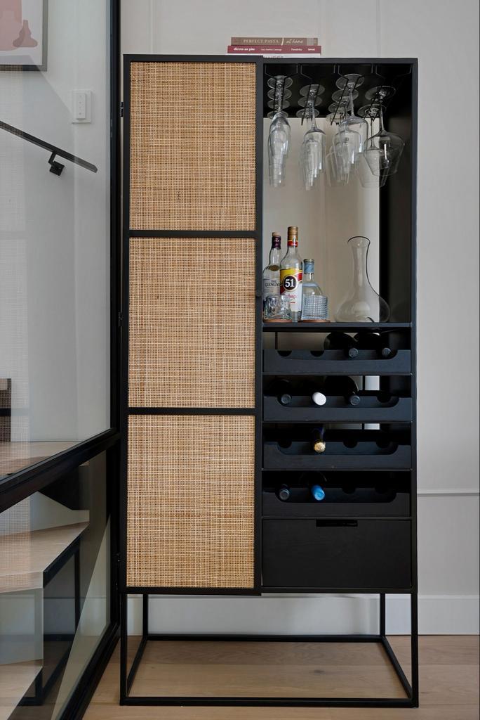 Stijlvolle drankenkast met rotan details, Huis en Inrichting, Kasten | Buffetkasten, Zo goed als nieuw, 150 tot 200 cm, 50 tot 100 cm