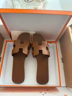 Hermes oran gold maat 42, Kleding | Dames, Schoenen, Slippers, Bruin, Nieuw, Ophalen of Verzenden