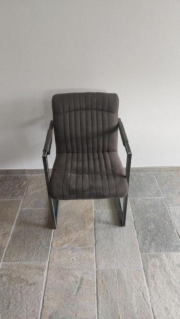 6 eetkamer stoelen beschikbaar voor biedingen