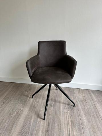 4 nieuwe leeren stoelen