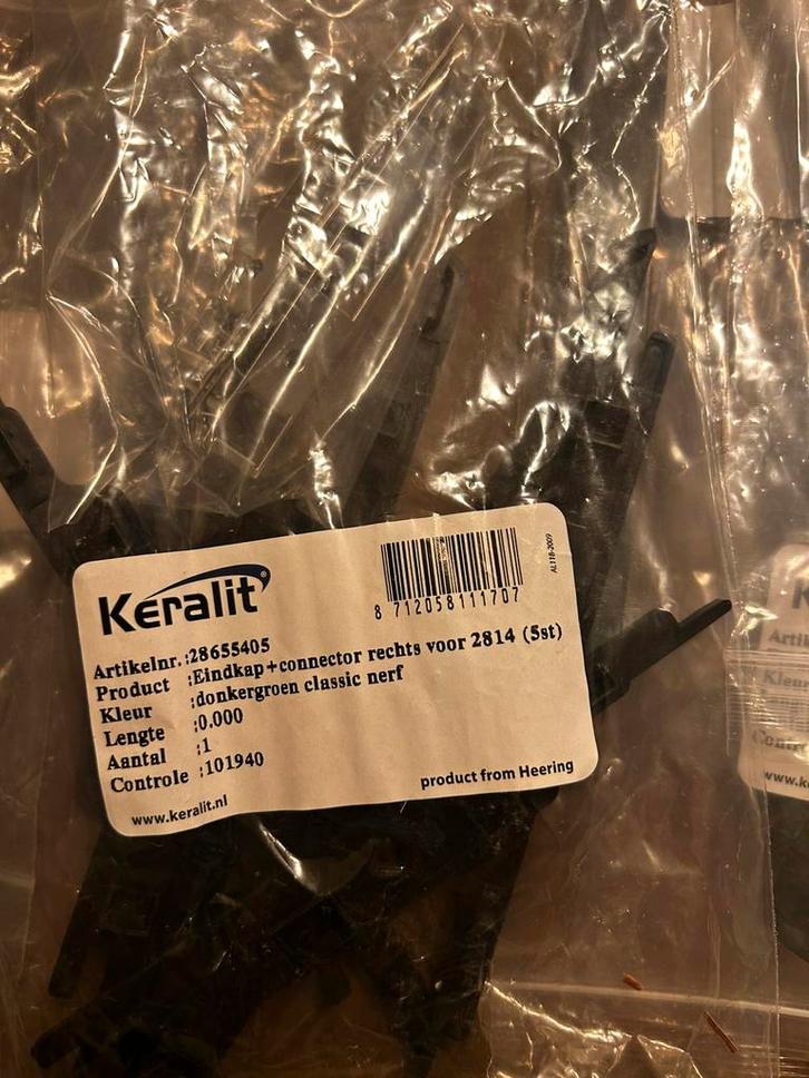 Te koop: Keralit eindkap + connector rechts 2814 donkergroen, Doe-het-zelf en Verbouw, Kozijnen en Schuifpuien, Zo goed als nieuw