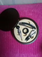 Luxe vierdelige verchroomde wijnset in ronde houtlook doos, Ophalen of Verzenden, Zo goed als nieuw