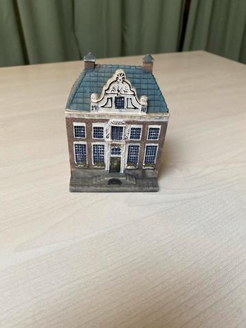 Delfts Blauw Grachtenpand Miniatuur beschikbaar voor biedingen