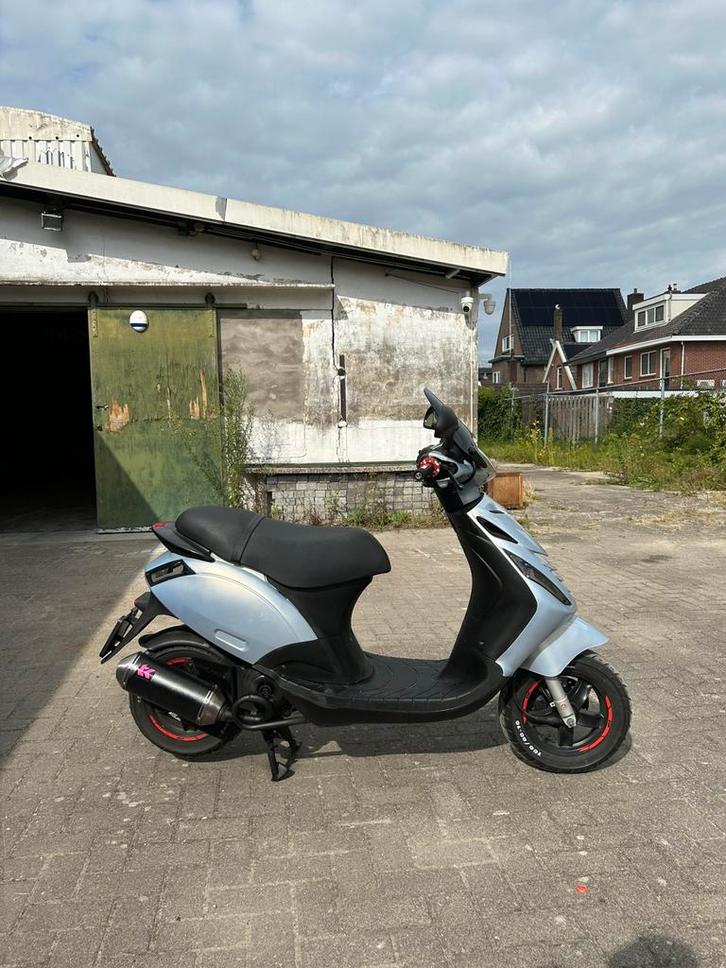 Piaggio zip 4 takt, Fietsen en Brommers, Scooters | Piaggio, Zo goed als nieuw, Zip, Maximaal 25 km/u, Benzine, Ophalen