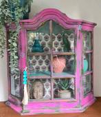Vintage retro boho vitrinekastje pronkkastje hangkastje roze, Huis en Inrichting, Kasten | Overige, Ophalen, Zo goed als nieuw