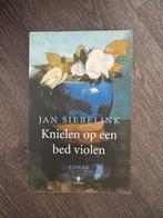 Knielen op een bed violen - Jan Siebelink, Ophalen of Verzenden, Gelezen, Nederland