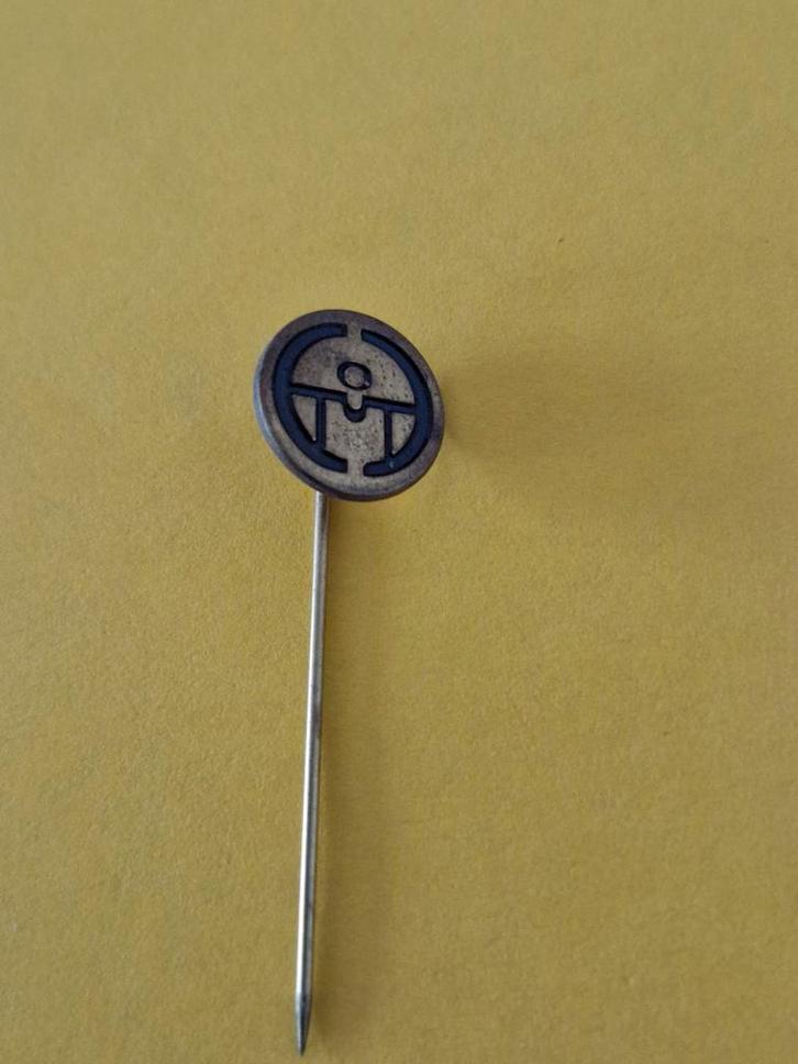 Sp 2021 Vintage Speldje met Mysterieus Logo, Verzamelen, Speldjes, Pins en Buttons, Gebruikt, Speldje of Pin, Overige onderwerpen