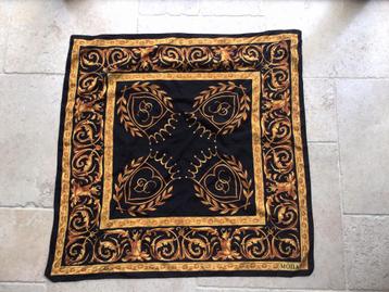 Goudkleurige sjaal, Mona DC beschikbaar voor biedingen