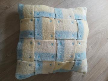 Kussen gemaakt van vintage wollen deken beschikbaar voor biedingen