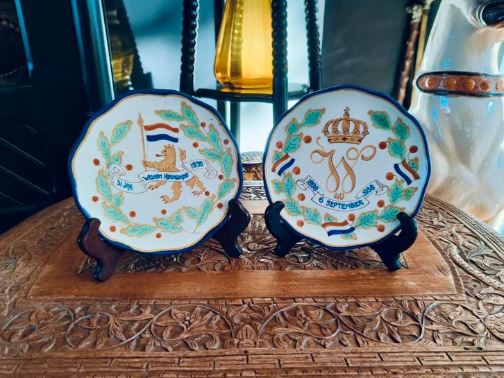 Twee bordjes van Regina Gouda Holland, Verzamelen, Koninklijk Huis en Royalty, Gebruikt, Overige typen, Nederland, Ophalen of Verzenden